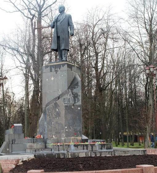 В Великом Новгороде коммунисты возложили цветы к памятнику Владимира Ленина