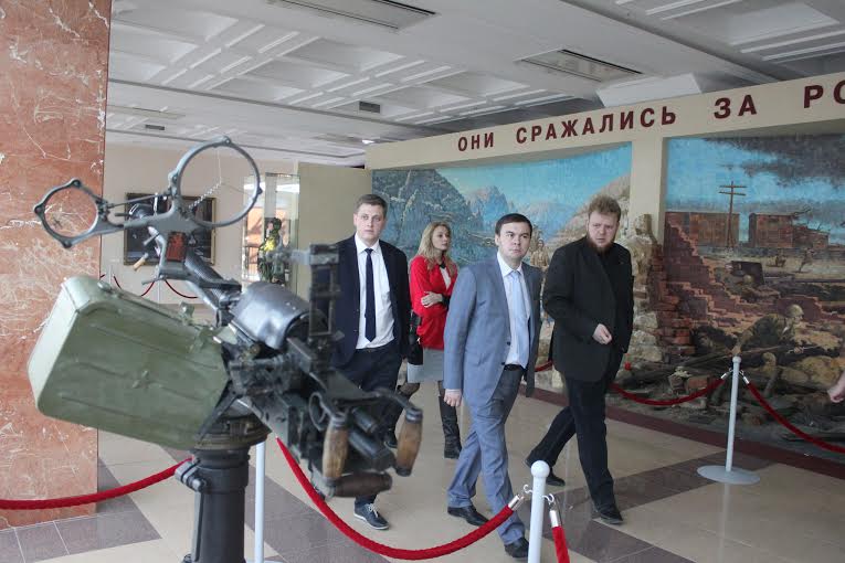 Юрий Афонин во время визита в Свердловскую область посетил музей военной техники «Боевая слава Урала»