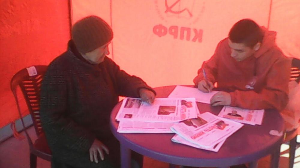 В городе Кстово Нижегородской области по инициативе депутата-коммуниста Д.Н. Вороненкова прошли массовые пикеты по сбору подписей в поддержку законопроекта о детях войны