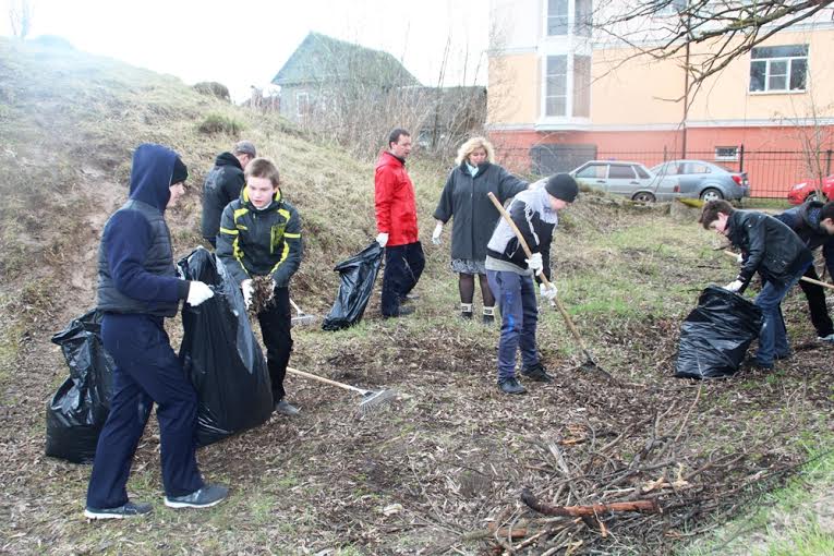 Новгородские коммунисты вышли на субботник вместе со школьниками
