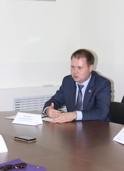 Краснодар. Депутат-коммунист Дмитрий Коломиец принял участие в круглом столе «Как застраховать автомобиль по ОСАГО»