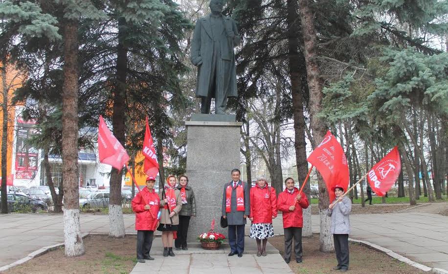 Республика Башкортостан. Коммунисты возложили цветы к памятникам В.И. Ленину в Уфе