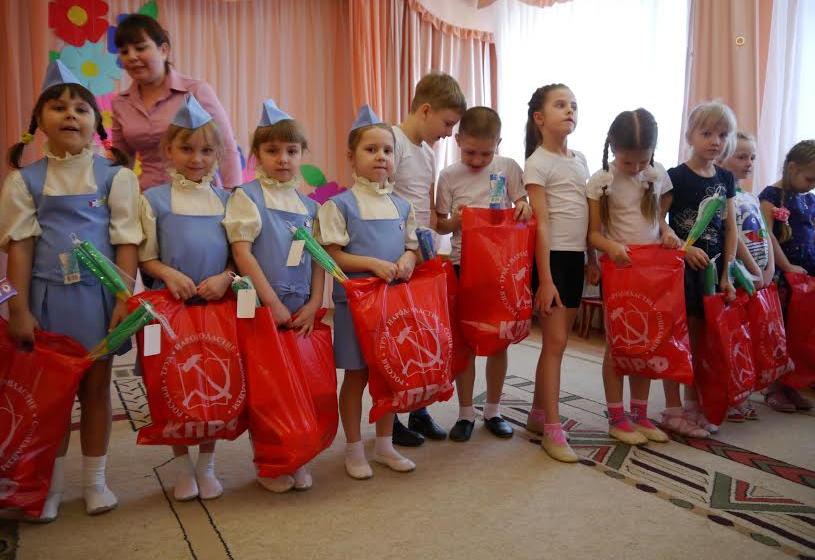 Липецк. Депутаты-коммунисты побывали в гостях у самых маленьких