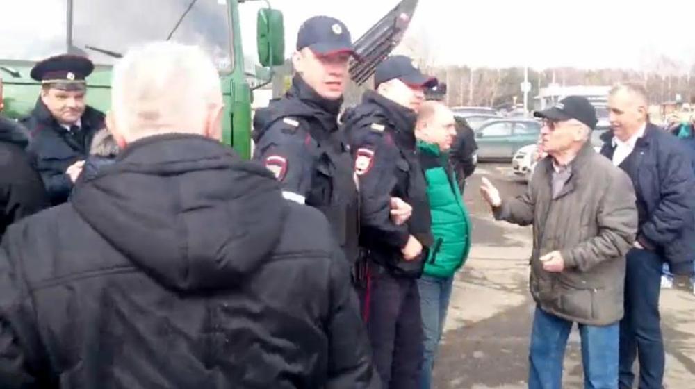 Москва. На стройке у дома с трещиной произошло столкновение жителей с полицией