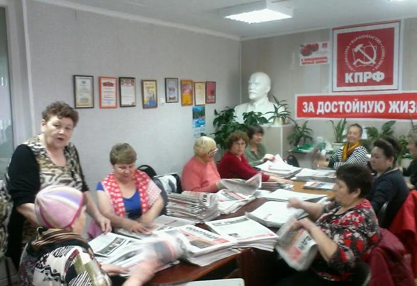 Тюменская область. Депутат-коммунист Юрий Юхневич подарил библиотекам и школам Тобольска исторический выпуск газеты «Правда»