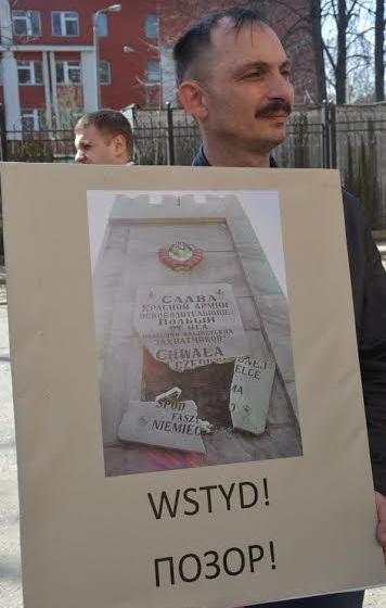 В Смоленске коммунисты пикетировали консульство Польши