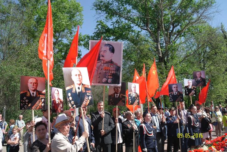 Великолукское городское отделение КПРФ отметило День Победы под Красным Знаменем