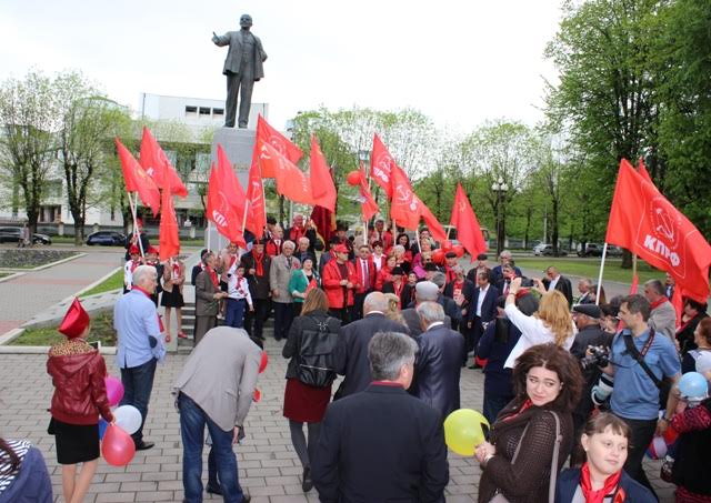 Коммунисты Кабардино-Балкарии встретили Первомай демонстрацией и "маевкой"