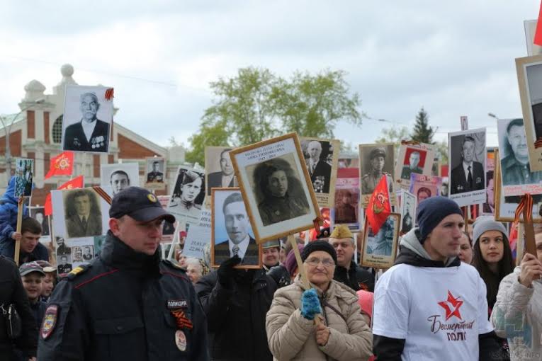 В колоннах «Бессмертного полка» в Новосибирске прошли 250 тысяч человек 
