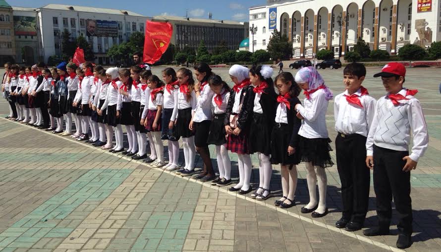 Республика Дагестан. В Махачкале прошла традиционная церемония посвящения школьников в пионеры