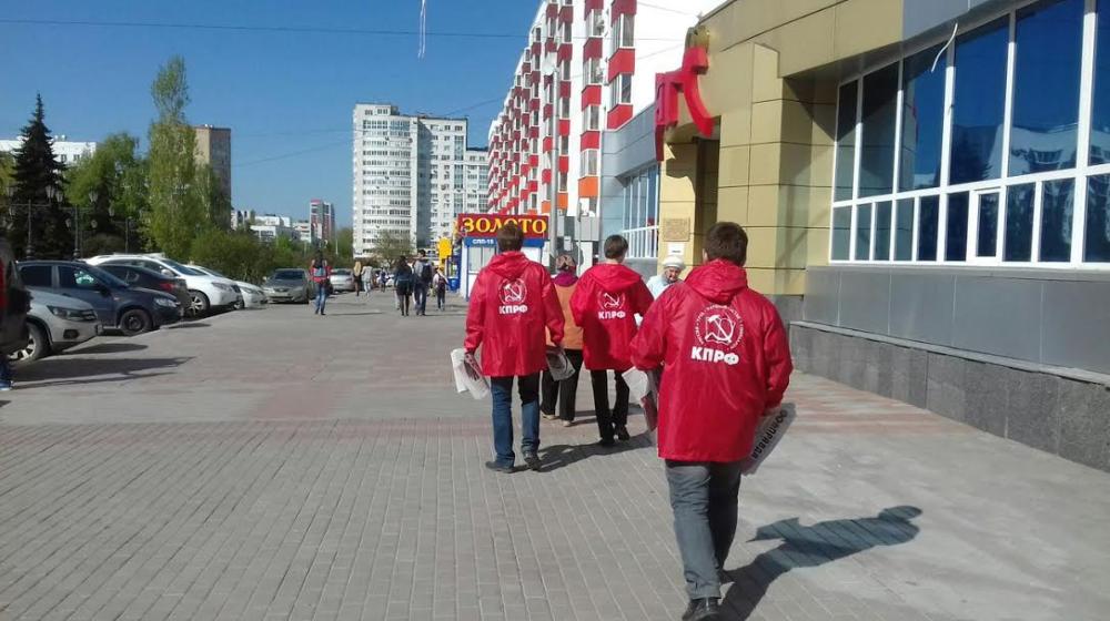 Республика Башкортостан. Коммунисты и комсомольцы Уфы возложили цветы к бюсту Карла Маркса