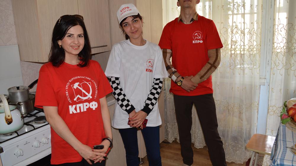 Дагестан. Депутат Гульнара Миятлиева вместе с комсомольцами поздравили ветерана труда