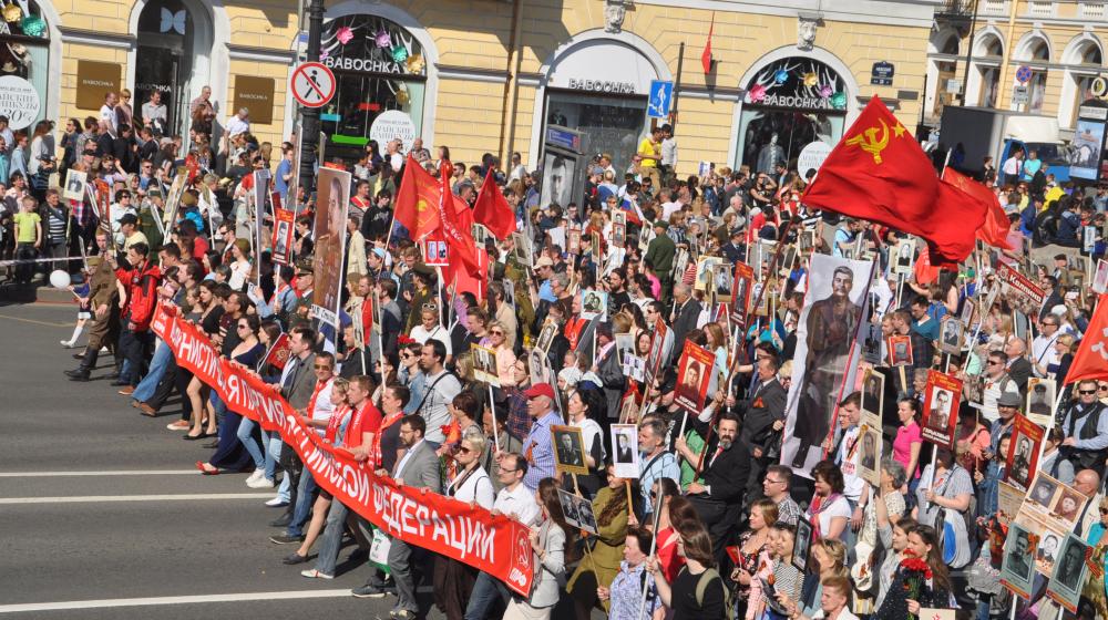В День Победы в Санкт-Петербурге состоялось шествие колонны коммунистов, ветеранов и комсомольцев по Невскому проспекту