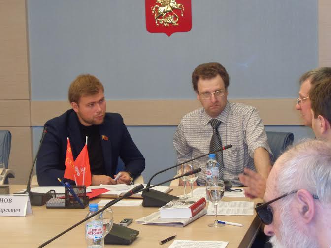 Московские коммунисты и литераторы защищают газету “Литературная Россия”