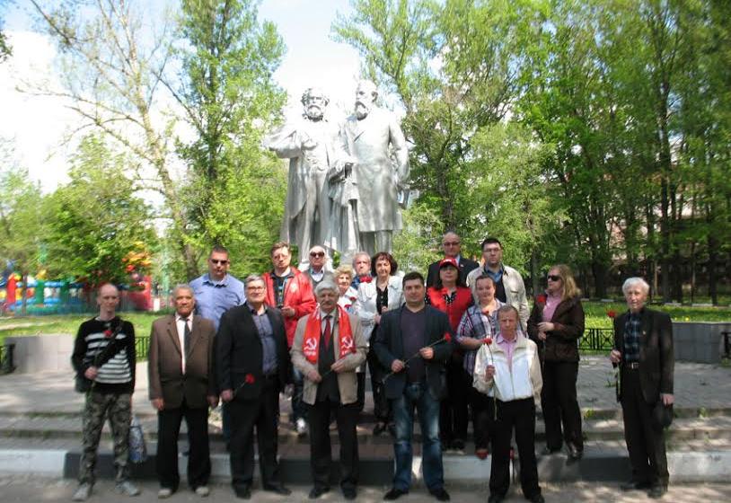 Белгородские коммунисты возложили цветы к памятнику Карлу Марксу и Фридриху Энгельсу