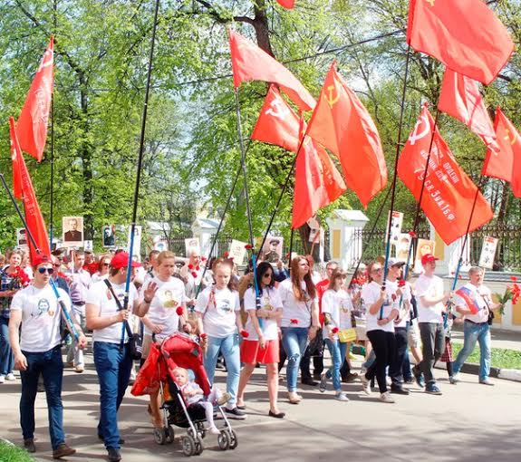 Ярославцы в "Бессмертном полку" пронесли портреты героев пионеров и комсомольцев