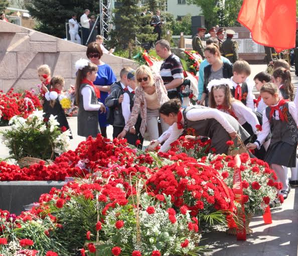 Коммунисты Самары и Самарской области провели возложение цветов к Вечному огню на площади Славы