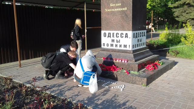 Белгородские комсомольцы почтили память сожжённых заживо борцов с фашизмом в Одесском Доме профсоюзов 2 мая 2014 года