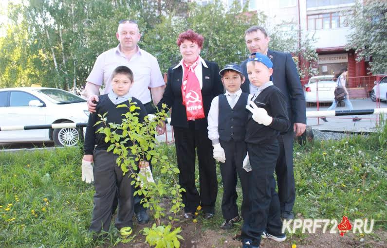 Тюменские коммунисты оправили единороссов в нокаут на открытии аллеи ветеранов