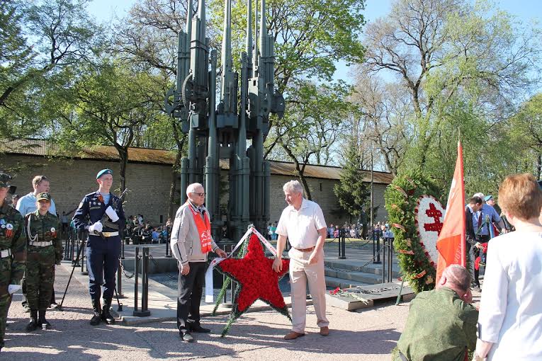 Псковские коммунисты возложили венки Славы к памятнику псковским партизанам и к Могиле Неизвестного солдата