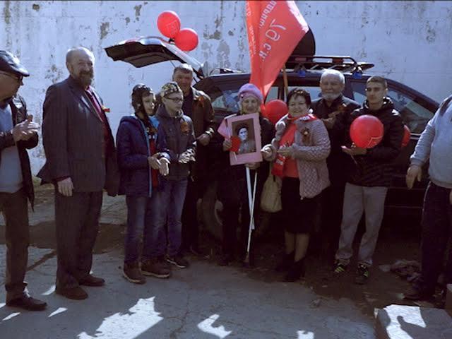 Магаданские коммунисты провели праздничный автопробег