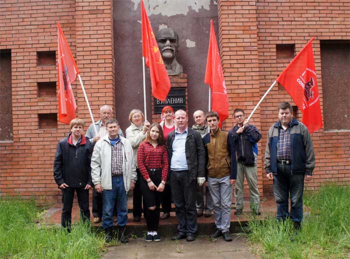 Ивановские коммунисты провели субботник на большевистской аллее