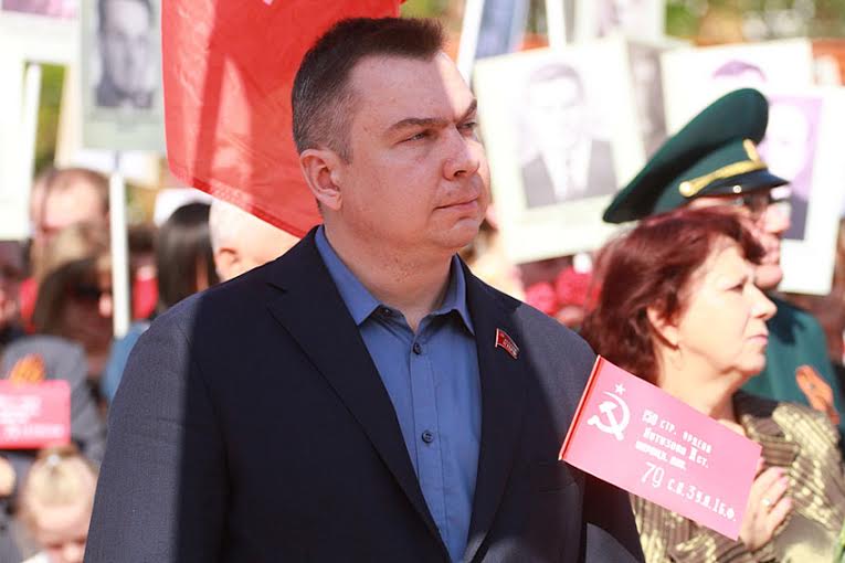 Первый секретарь Амурского обкома КПРФ Роман Кобызов: Знамя Победы вновь развернулось над Приамурьем!