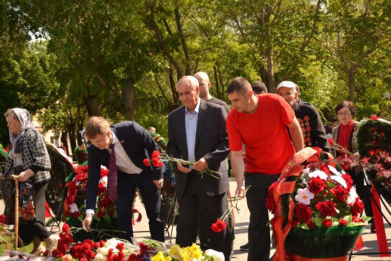 Коммунисты Астрахани возложили цветы и венки к мемориалам воинской славы
