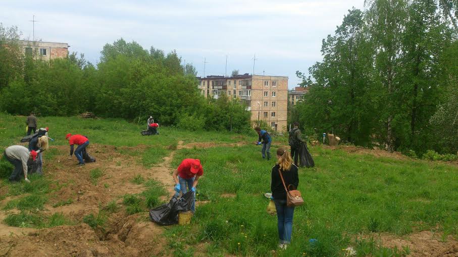 Удмуртская Республика. В Воткинске состоялись общее собрание и очередной субботник комсомольцев