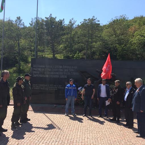 Первый секретарь Севастопольского горкома КПРФ В.М. Пархоменко в преддверии Дня Победы посетил памятник 77–й Азербайджанской гвардейской дивизии