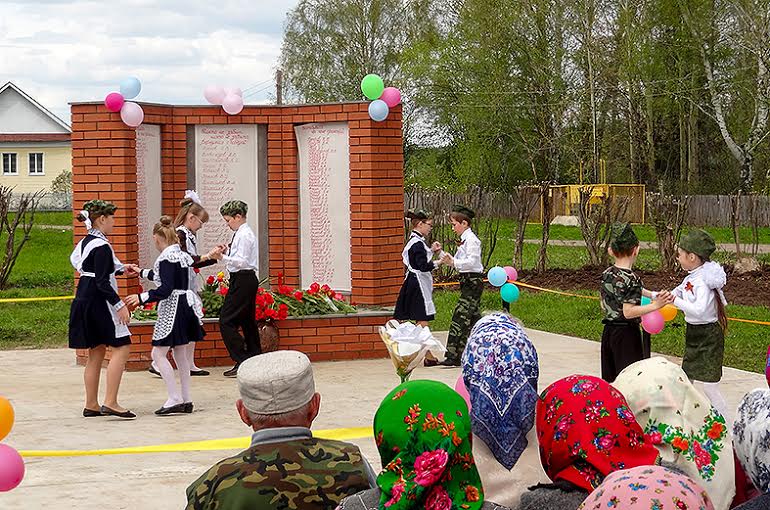 Удмуртская Республика. При поддержке депутата-коммуниста П.В. Чушъялова в деревне Гожня открыт памятник участникам  Великой Отечественной войны