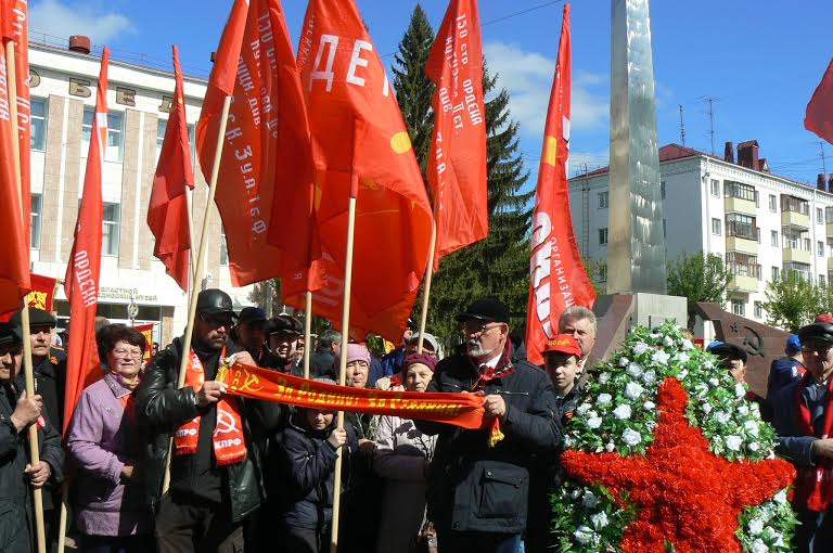 Курган. Коммунисты возложили венки к Вечному огню