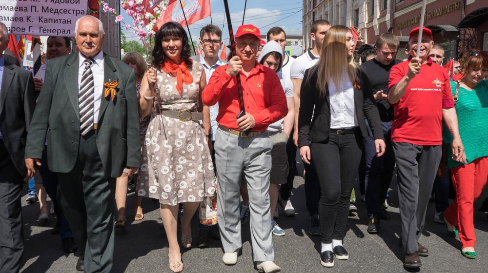 Москва: День Победы с Красным Знаменем! Шествие 9 мая