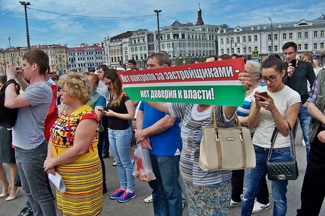 "Мама, папа, я - бездомная семья". Митинг обманутых дольщиков в Казани