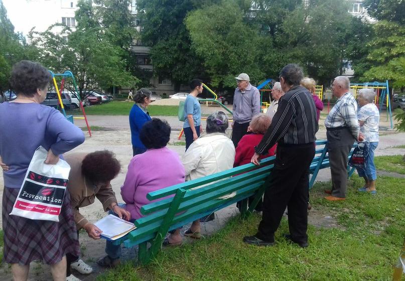 Белгород. Депутаты-коммунисты проводят встречи с избирателями во дворах 