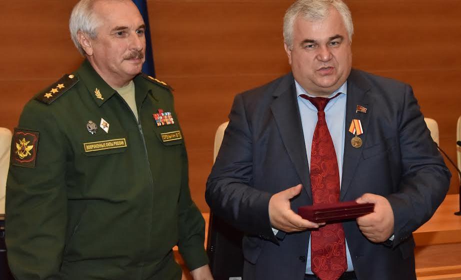 Группе депутатов Госдумы вручили медали Минобороны за законодательное содействие операции Вооруженных сил России в Сирии