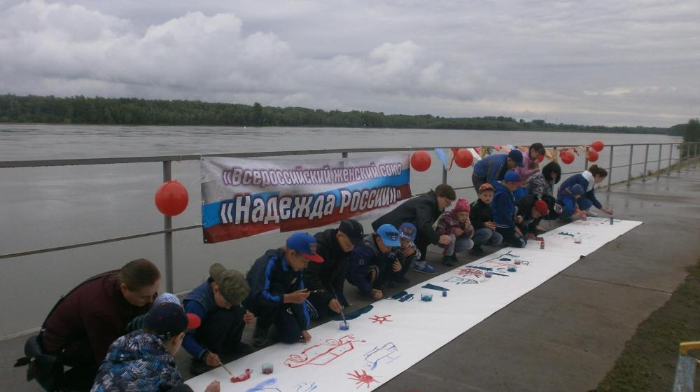 Алтайские коммунисты провели 1 июня акцию "КПРФ - детям!"