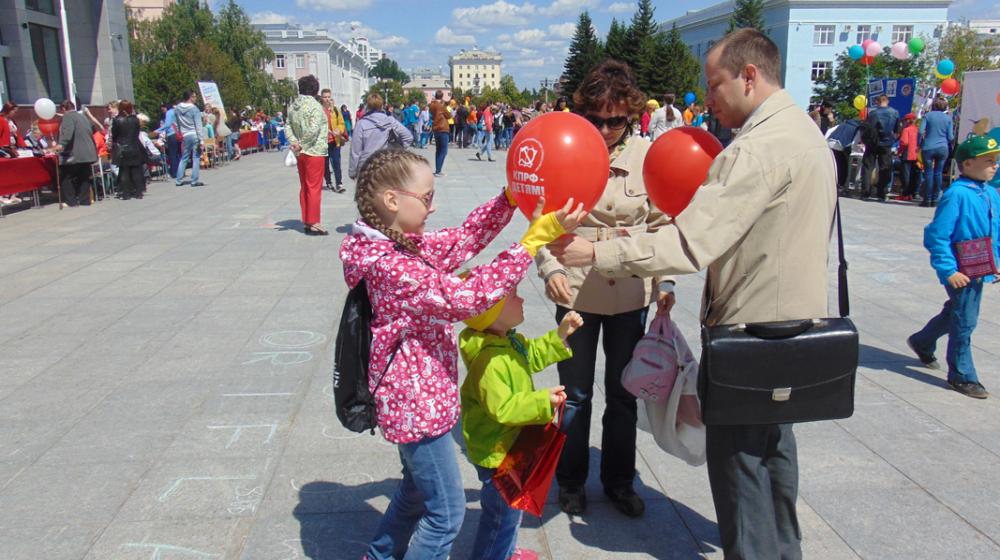 В День защиты детей алтайские коммунисты дарили ребятишкам шарики и шоколадки с надписью «КПРФ – детям!»