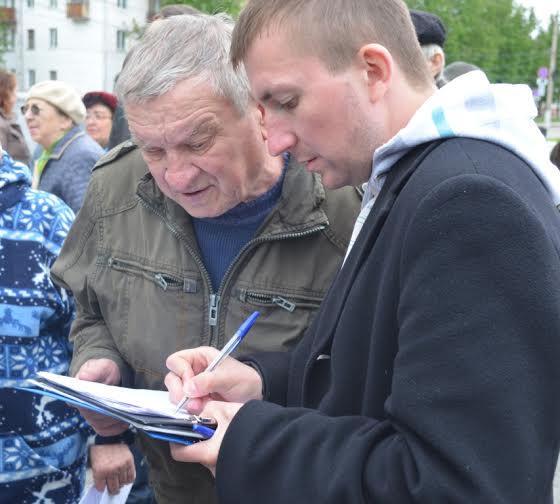 Депутат-коммунист Олег Лебедев активно проводит встречи с избирателями