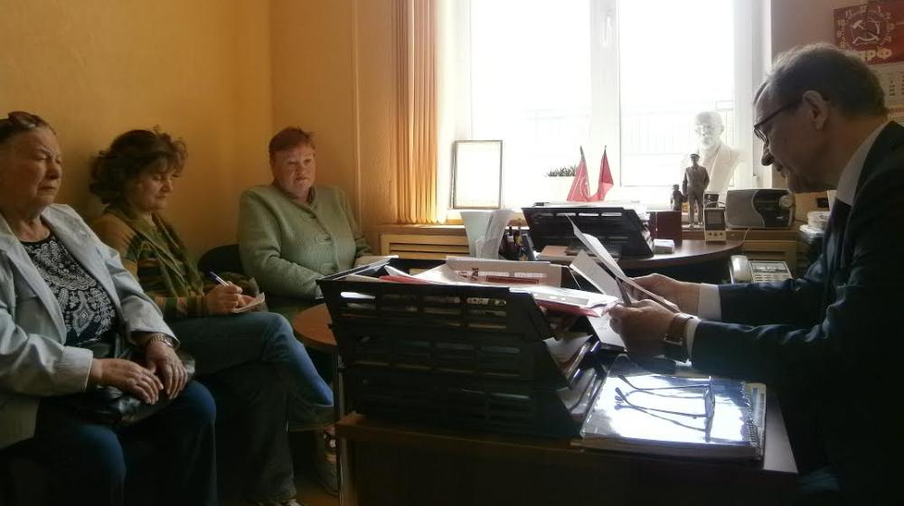 Обманутые вкладчики финансовой пирамиды обратились к депутату-коммунисту Владимиру Позднякову