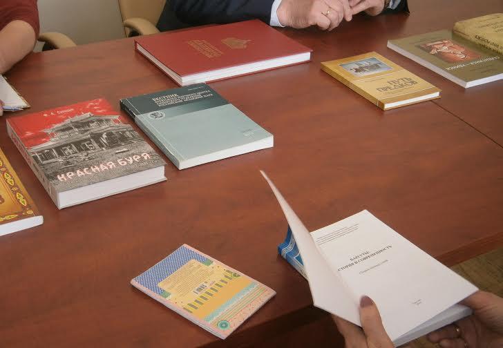 Депутат-коммунист Владимир Поздняков подарил Забайкальской краевой универсальной библиотеке им. А.С. Пушкина 36 редких книг