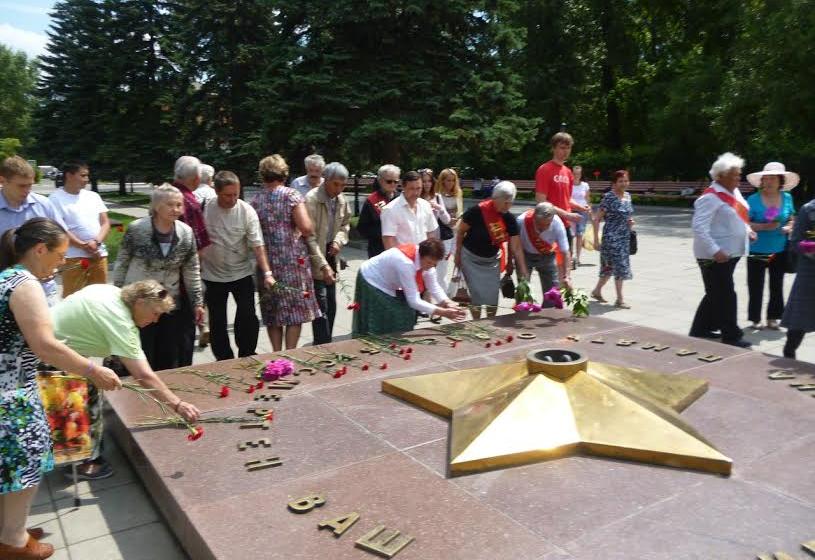 Республика Хакасия. Абаканские коммунисты возложили венок и цветы к Вечному огню