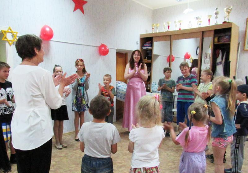 Коммунисты Биробиджана совместно с обществом инвалидов организовали праздник детства