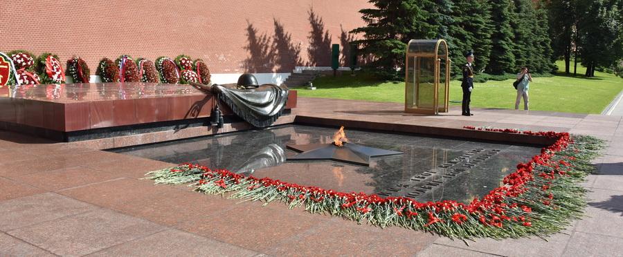 Возложение венка и цветов к Могиле Неизвестного Солдата у Кремлевской стены