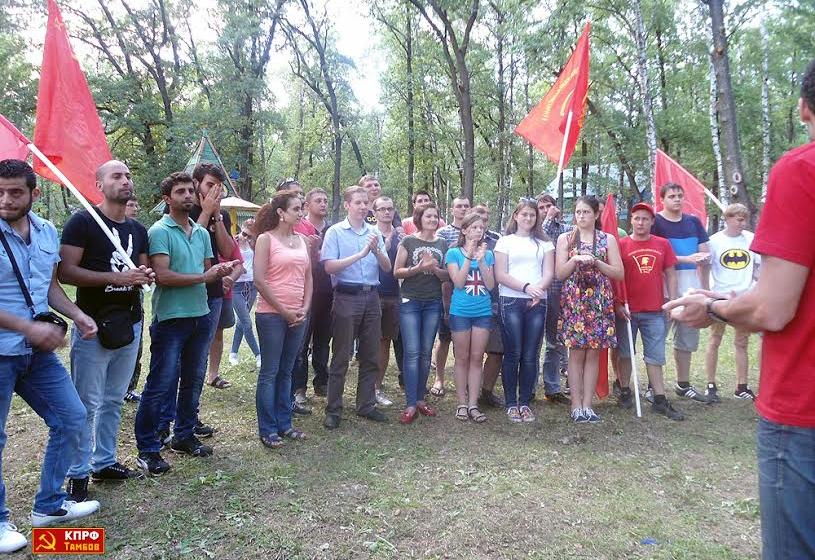 Пролетарии всех стран, соединяйтесь! В Бейруте поднято знамя Победы, подаренное комсомольцами ЦФО делегации Ливана на слёте ленинцев