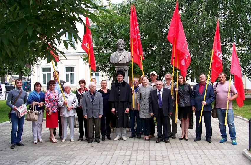 В Орле прошли акции КПРФ в честь Дня Русского языка