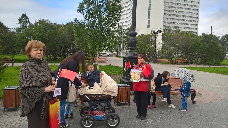 Пикеты в защиту детства провели в Мурманске активисты «Надежды Росссии»