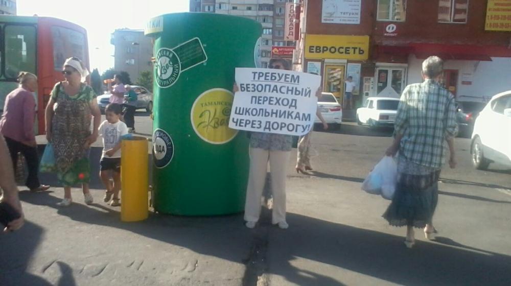 В Краснодаре гражданские активисты вышли в одиночные пикеты с плакатами «Евланов, верни долги и уходи!»