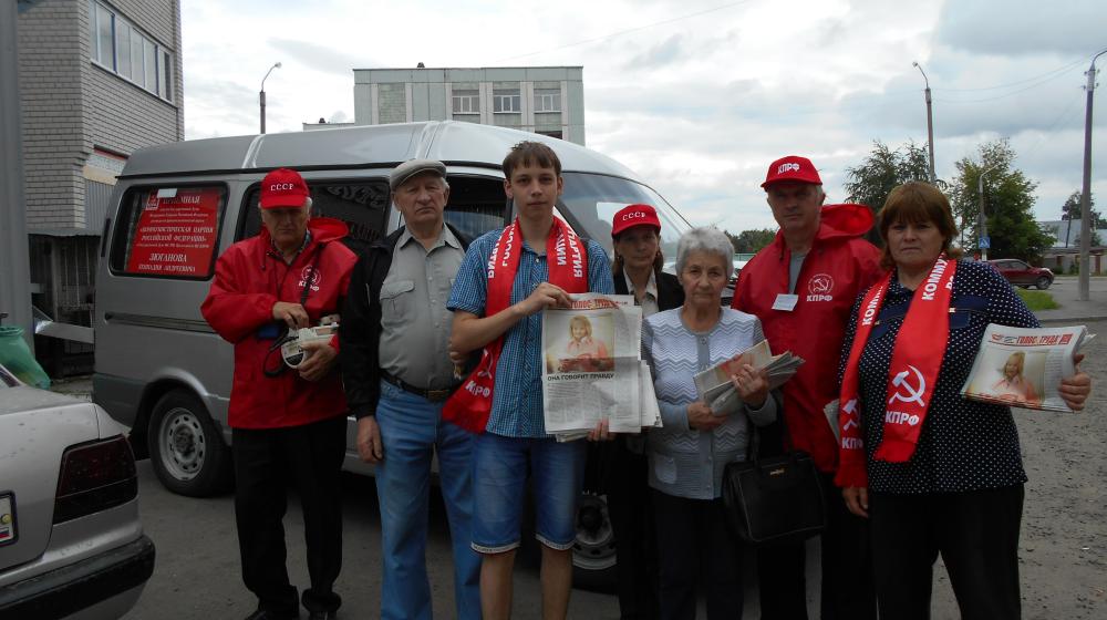 Коммунисты Барнаула провели субботник в Парке Победы