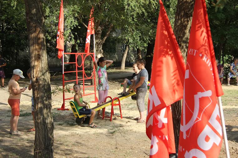 Волгоградская область. В Волжском состоялось торжественное открытие детской площадки, установленной по инициативе депутатов-коммунистов